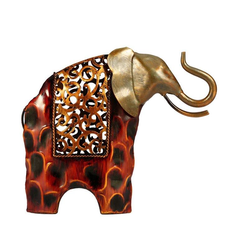 Sculpture abstraite et géométrique d’une tête de cheval, avec des lignes épurées et des formes angulaires.